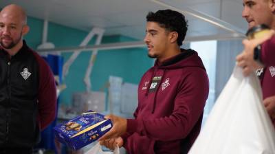 GIANTS SPREAD CHRISTMAS CHEER AT HOSPITAL