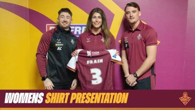 GIANTS WOMEN HOLD SHIRT PRESENTATION EVENING